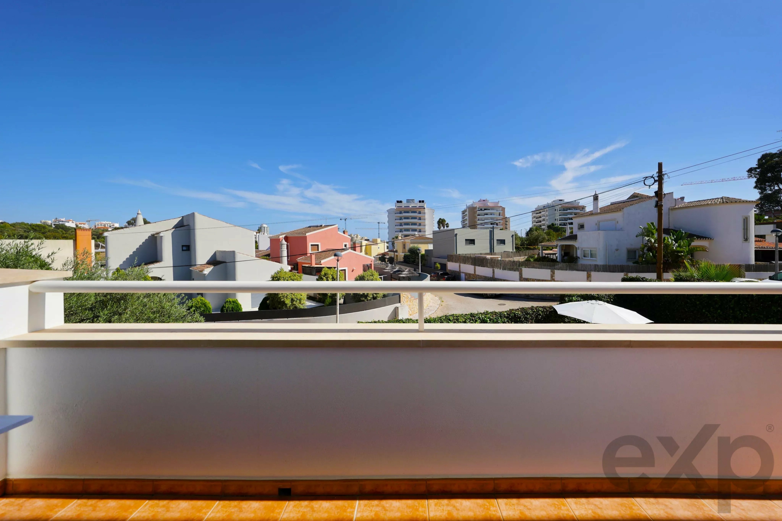 Detached villa with pool and garage, 5 minutes walk from Praia do Vau - Portimão