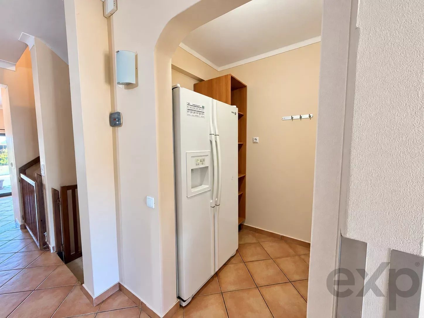 Maison T3+1 avec des espaces surprenants, immense sous-sol, garage et vaste espace extérieur à Gambelas