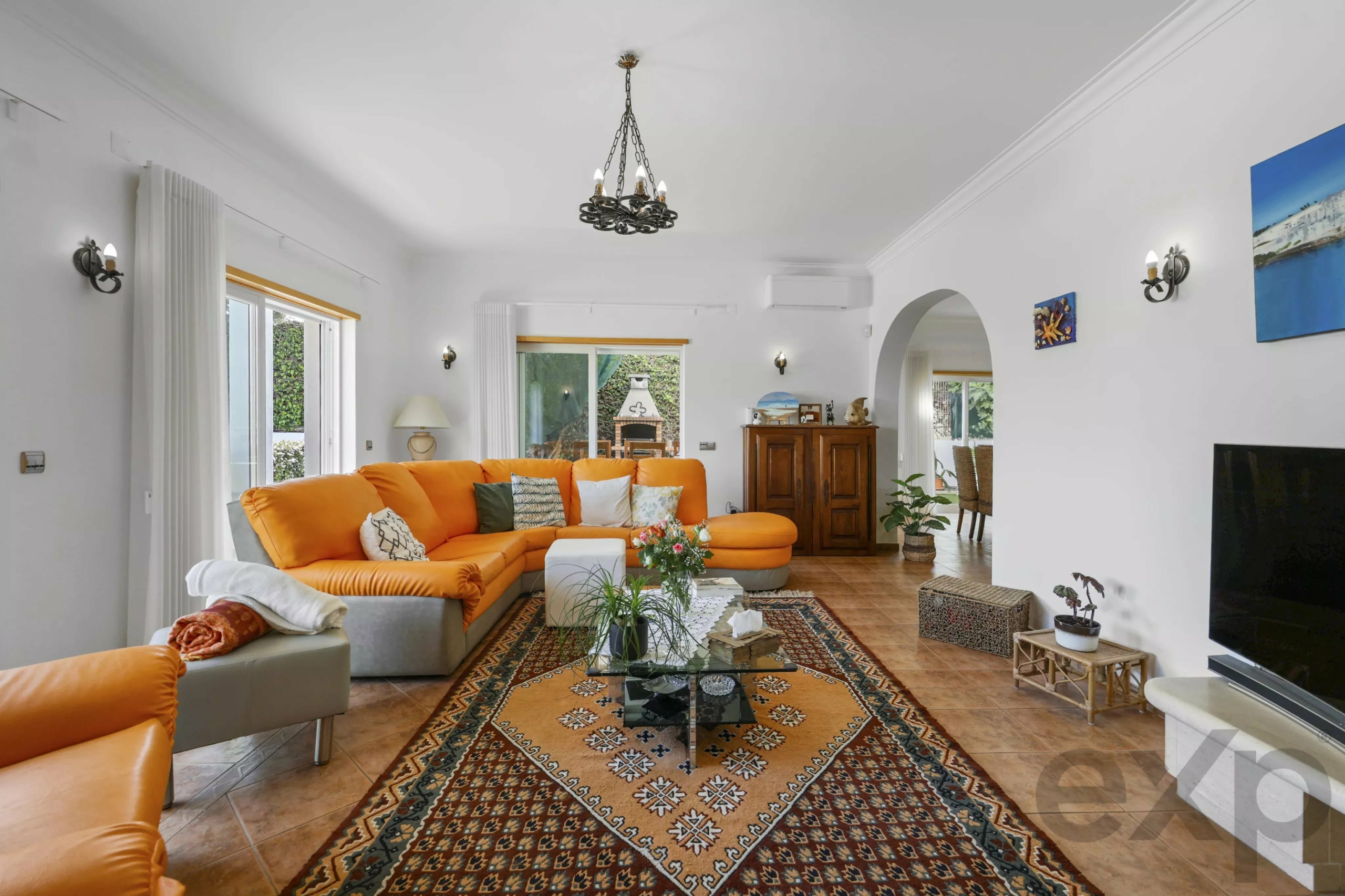 Detached villa with pool and garage, 5 minutes walk from Praia do Vau - Portimão