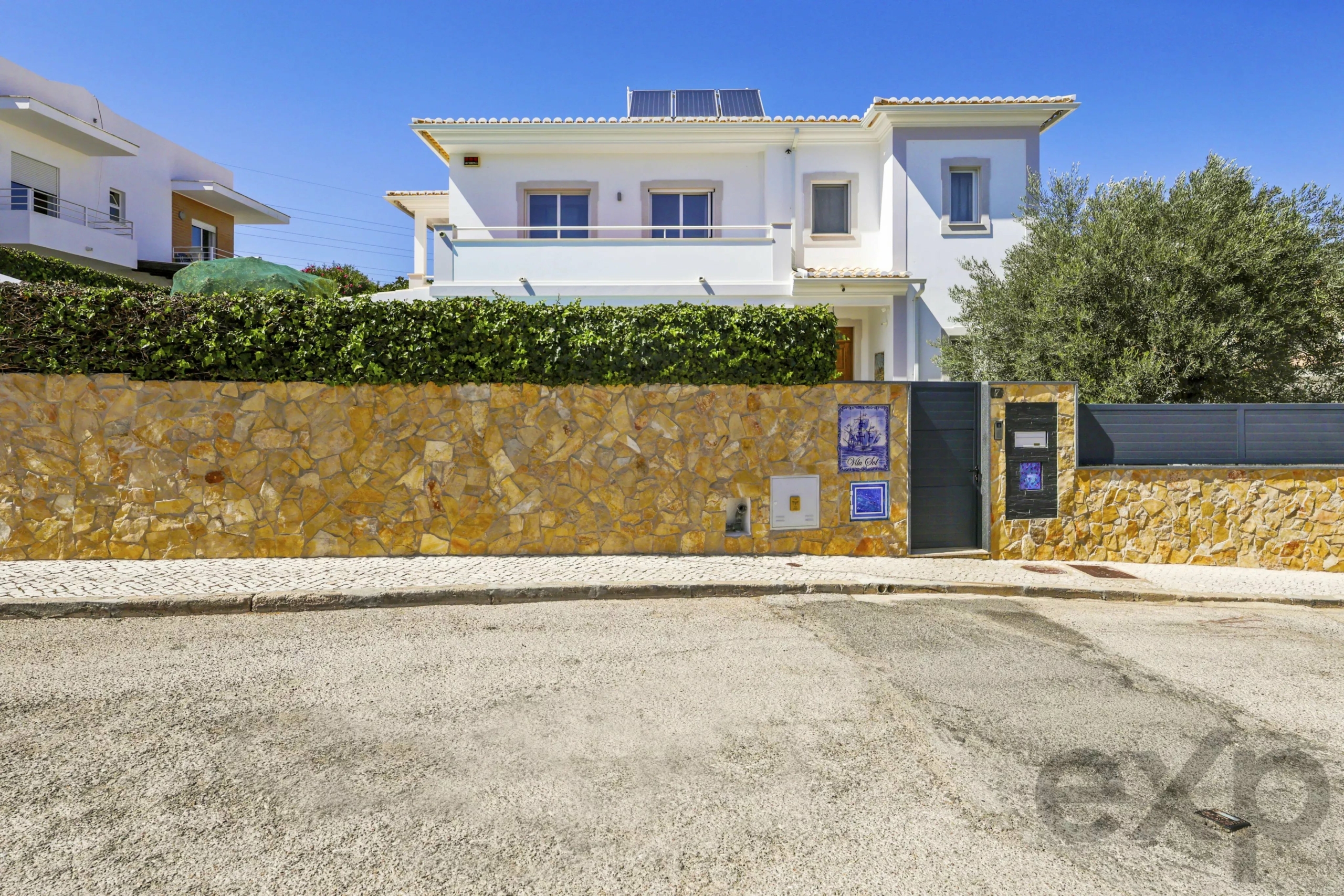 Detached villa with pool and garage, 5 minutes walk from Praia do Vau - Portimão