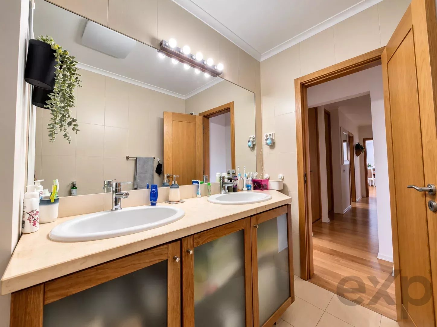 Appartement spacieux et lumineux de deux chambres dans une résidence fermée avec piscine et parking privé