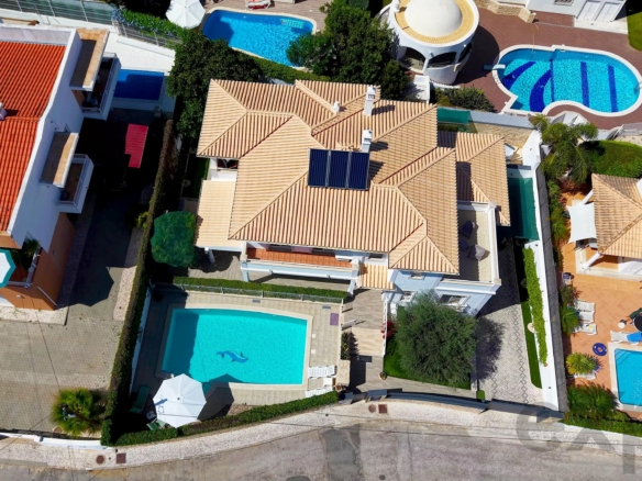 Detached villa with pool and garage, 5 minutes walk from Praia do Vau - Portimão