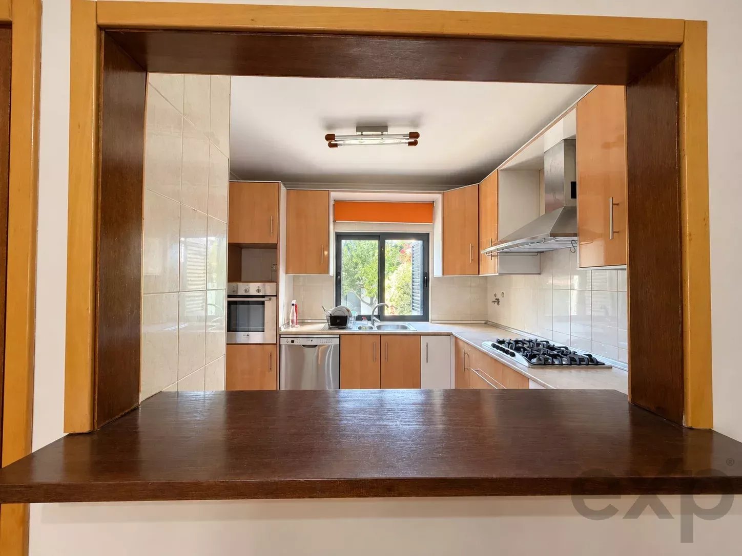 Maison T3+1 avec des espaces surprenants, immense sous-sol, garage et vaste espace extérieur à Gambelas