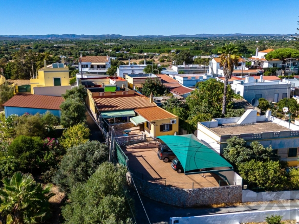3-bedroom house with a separate studio next to the Ria Formosa