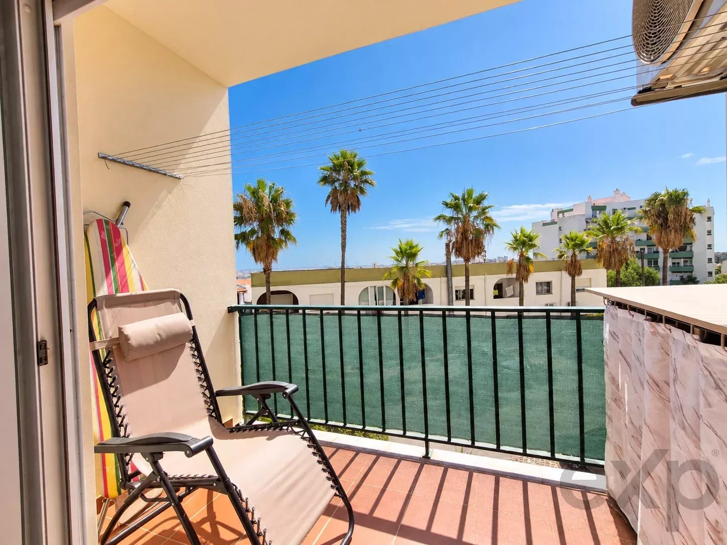 Appartement spacieux et lumineux de deux chambres dans une résidence fermée avec piscine et parking privé
