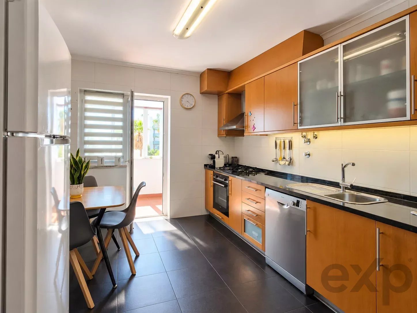 Appartement spacieux et lumineux de deux chambres dans une résidence fermée avec piscine et parking privé