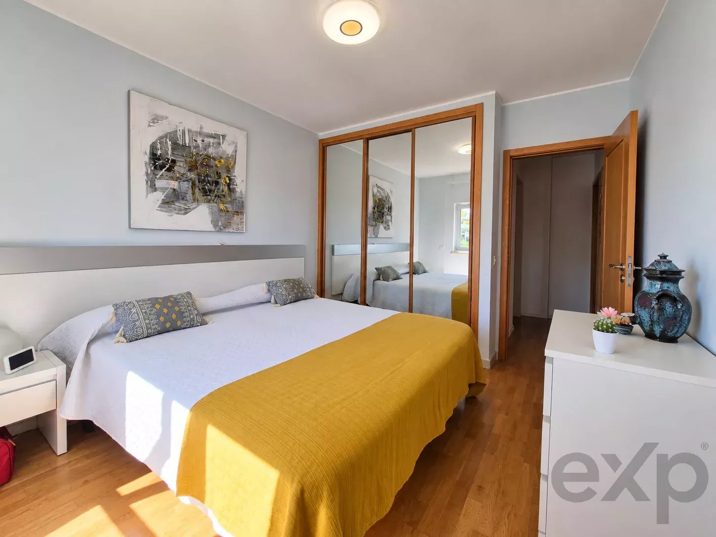 Appartement spacieux et lumineux de deux chambres dans une résidence fermée avec piscine et parking privé