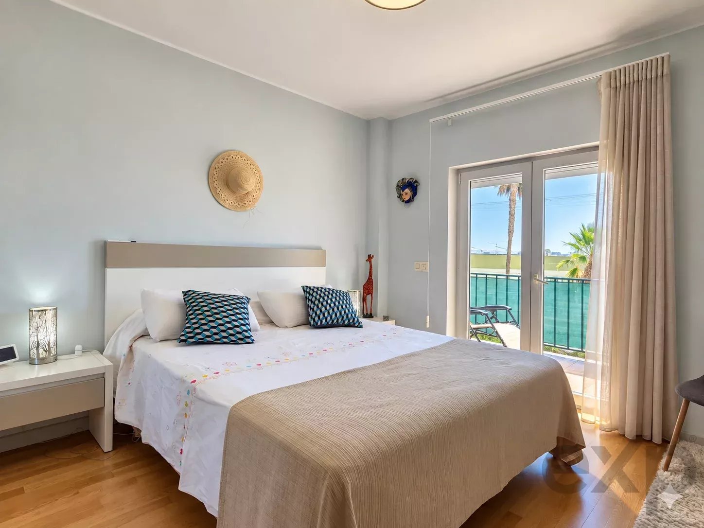 Appartement spacieux et lumineux de deux chambres dans une résidence fermée avec piscine et parking privé