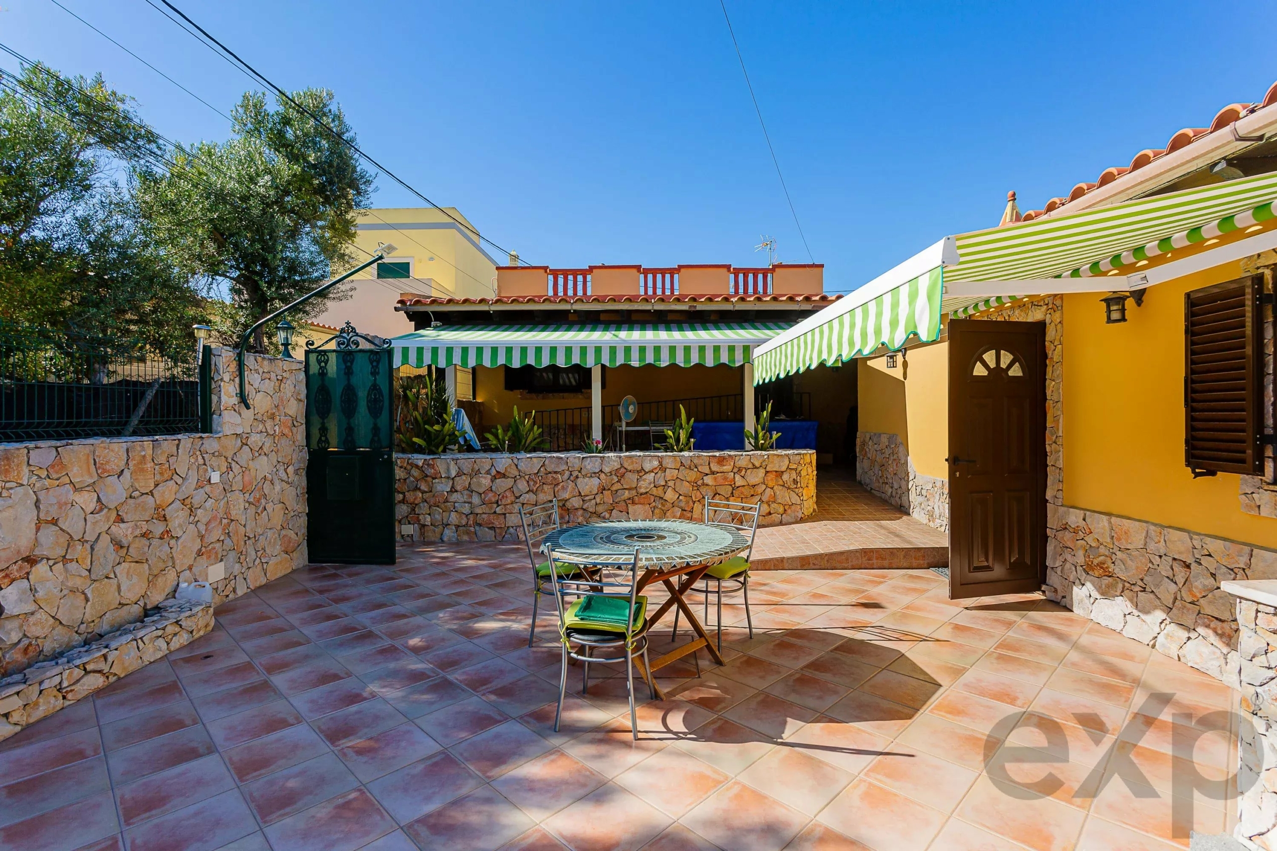 3-bedroom house with a separate studio next to the Ria Formosa