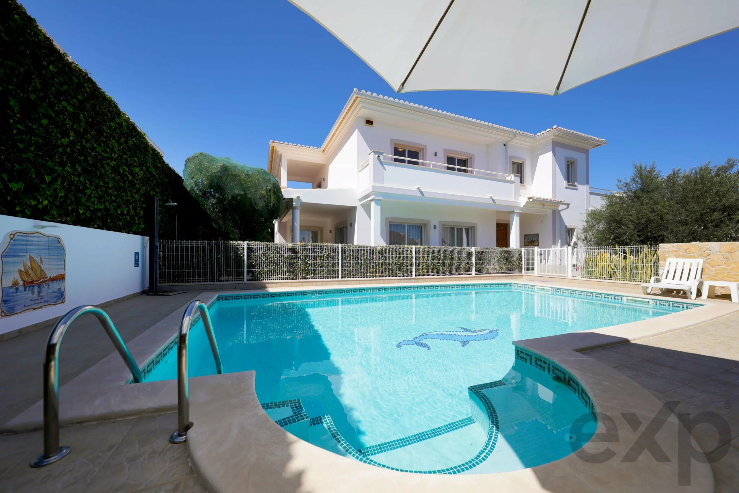 Detached villa with pool and garage, 5 minutes walk from Praia do Vau - Portimão