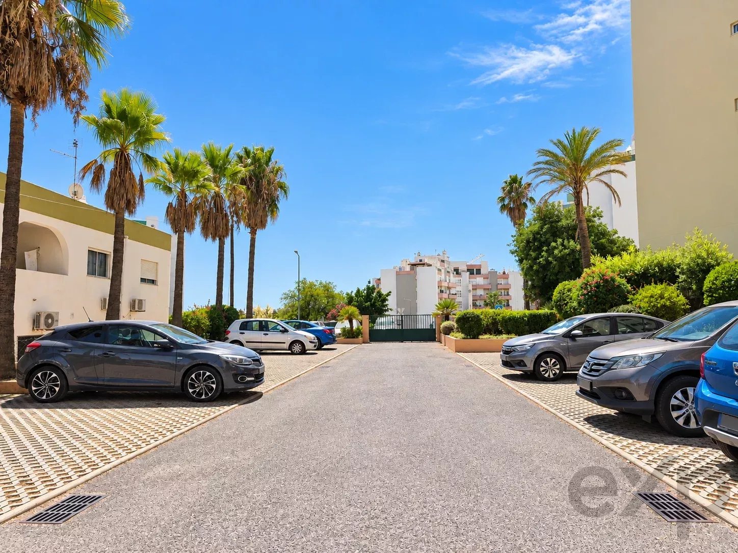 Appartement spacieux et lumineux de deux chambres dans une résidence fermée avec piscine et parking privé