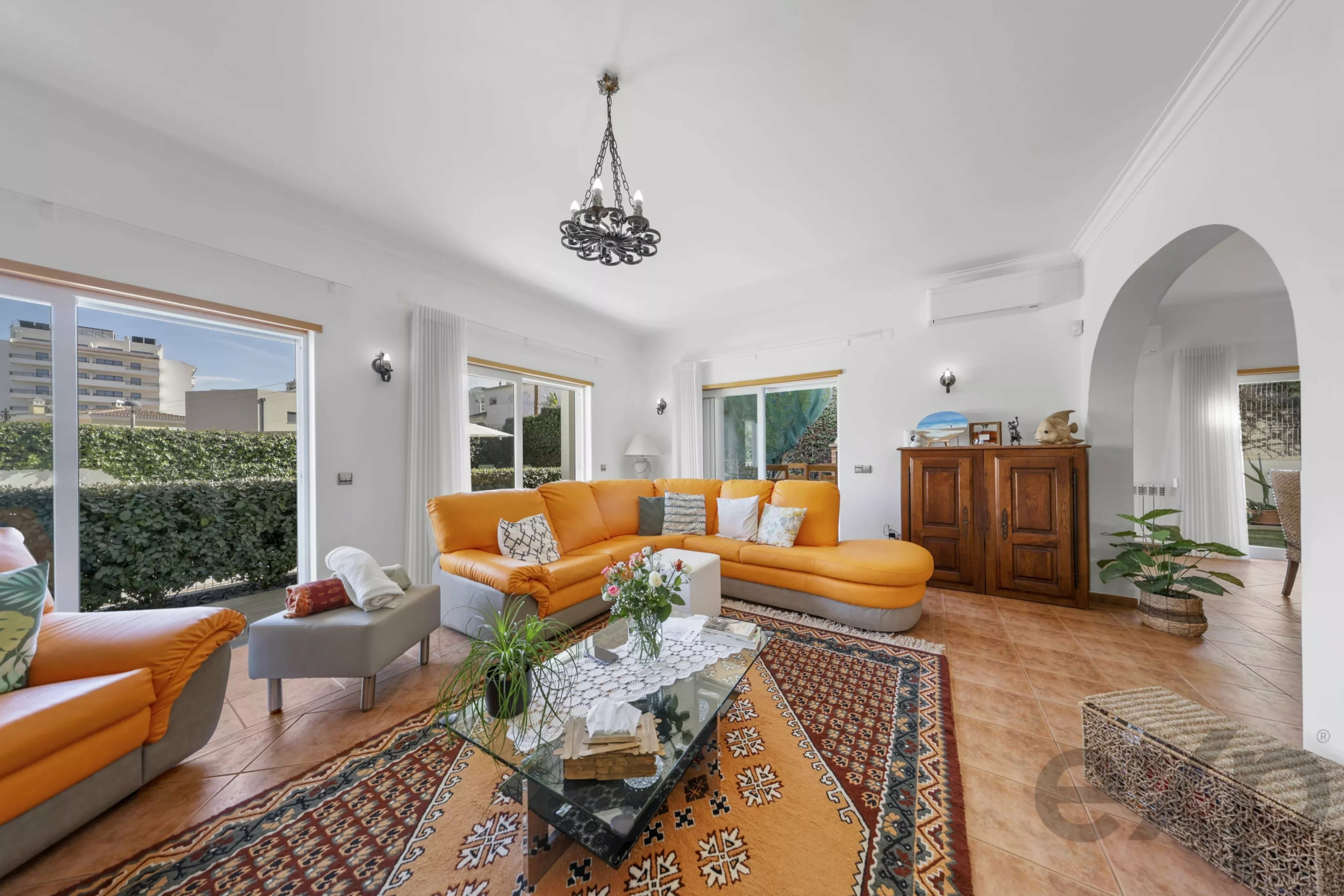Detached villa with pool and garage, 5 minutes walk from Praia do Vau - Portimão