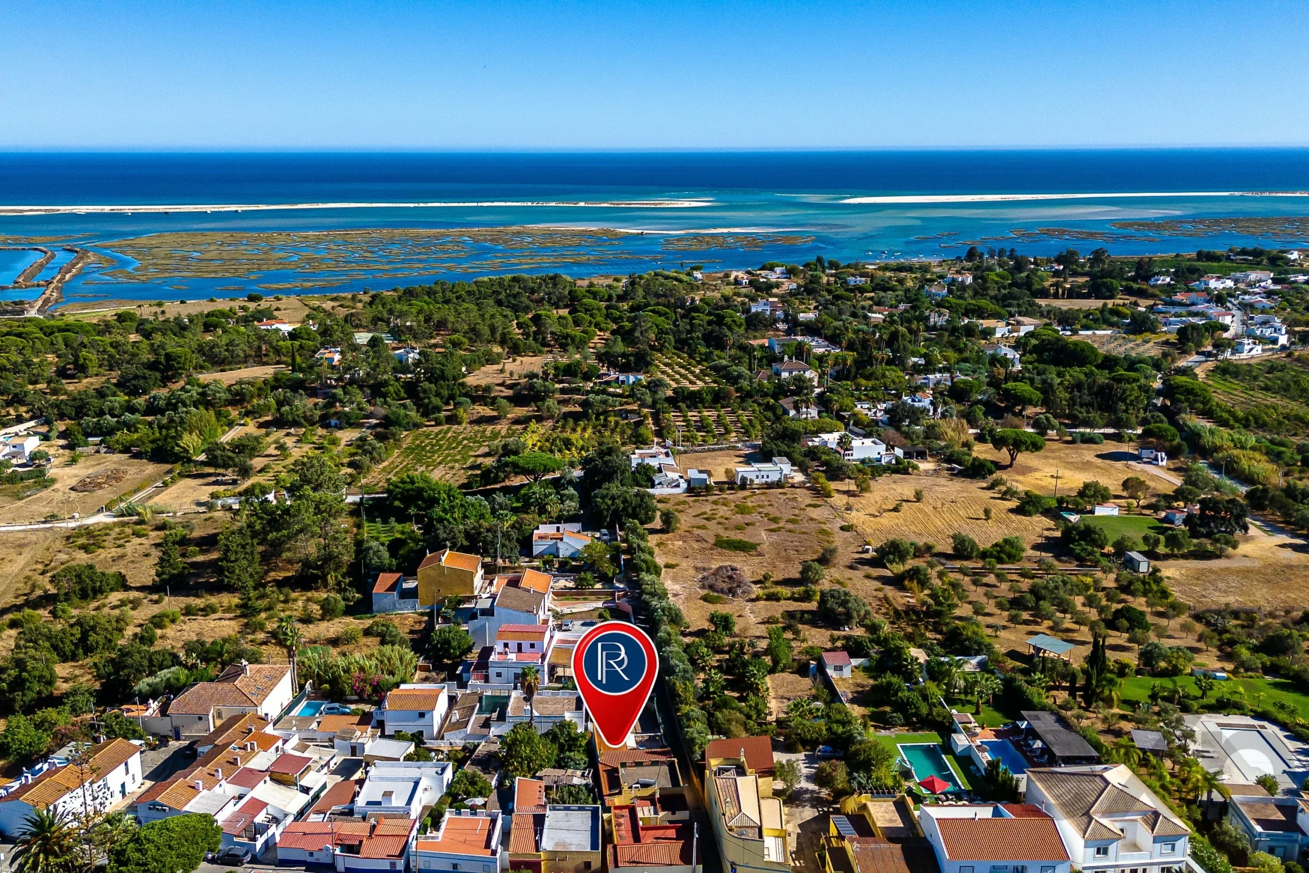 3-bedroom house with a separate studio next to the Ria Formosa