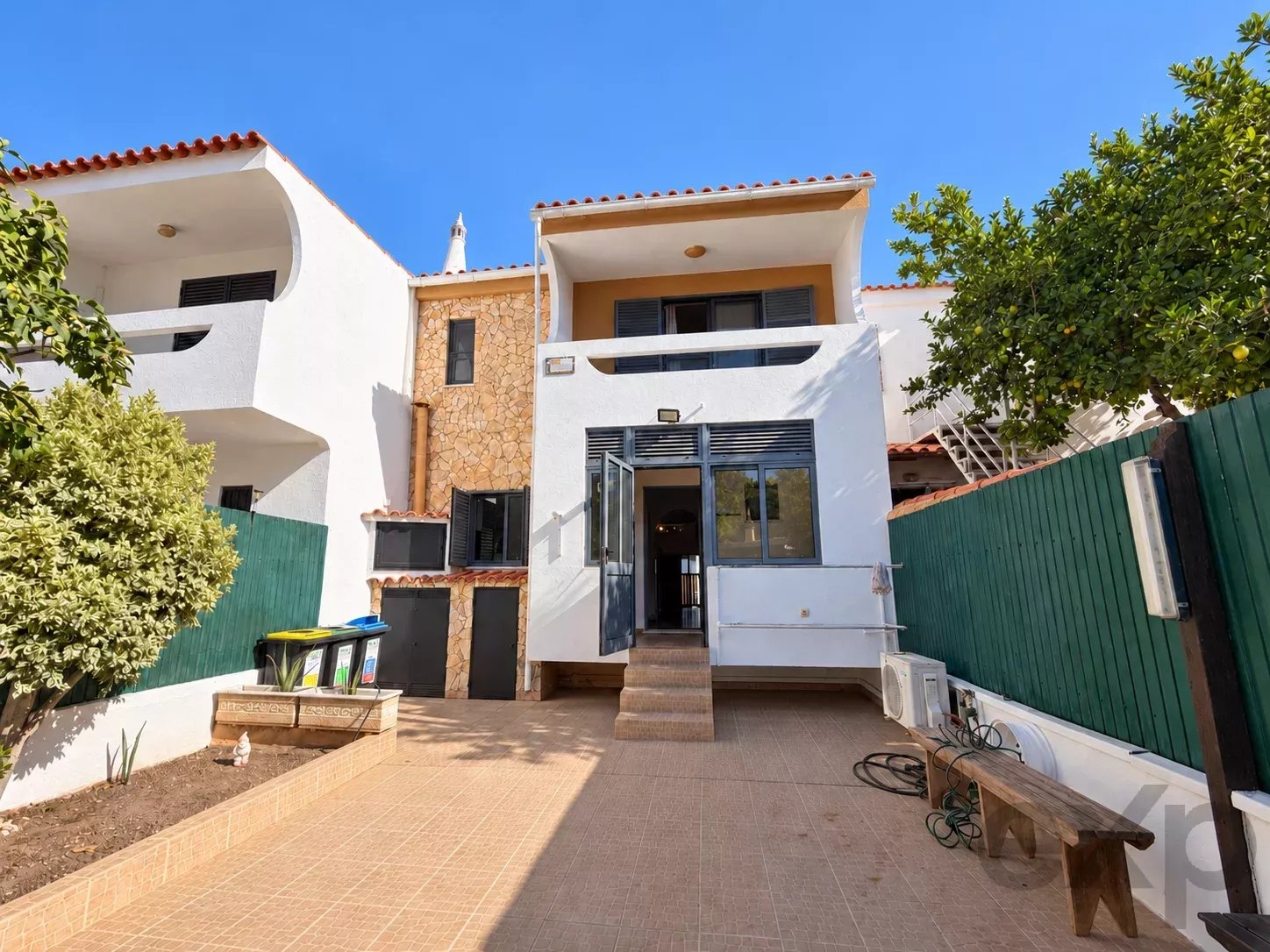 Maison T3+1 avec des espaces surprenants, immense sous-sol, garage et vaste espace extérieur à Gambelas