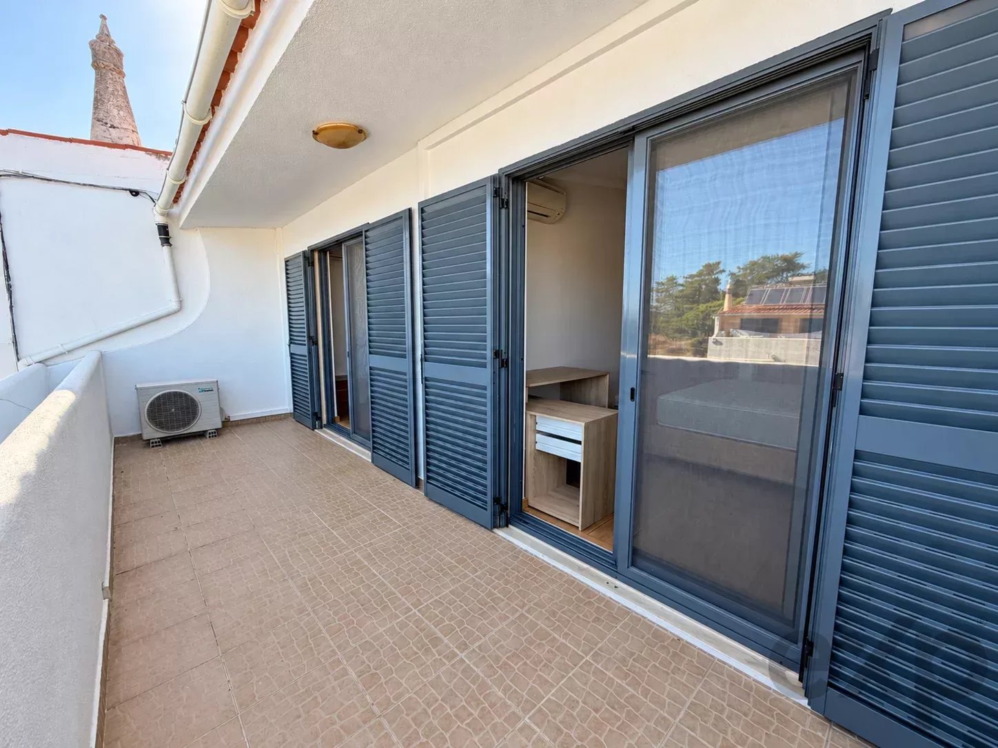 Maison T3+1 avec des espaces surprenants, immense sous-sol, garage et vaste espace extérieur à Gambelas