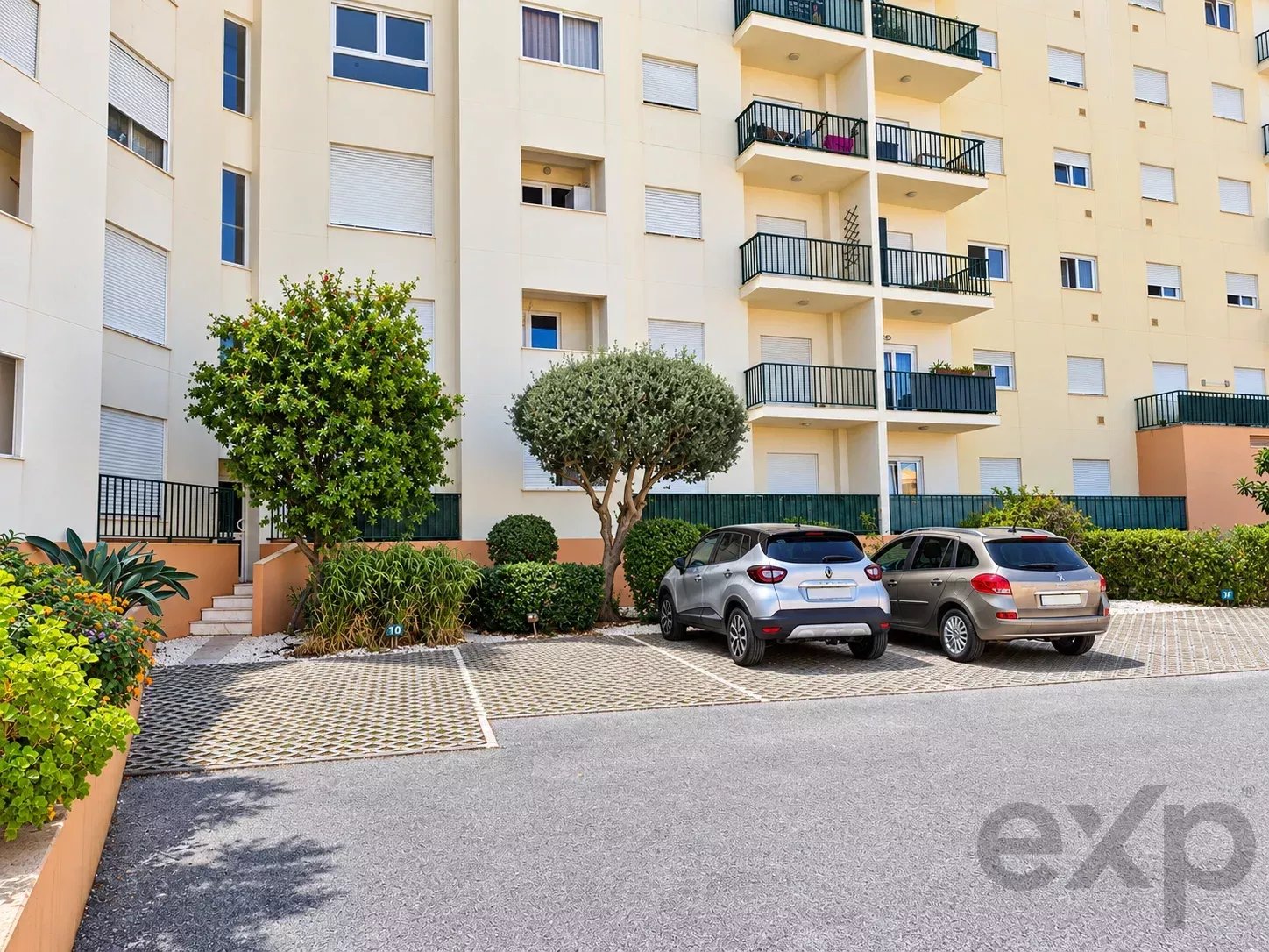 Appartement spacieux et lumineux de deux chambres dans une résidence fermée avec piscine et parking privé