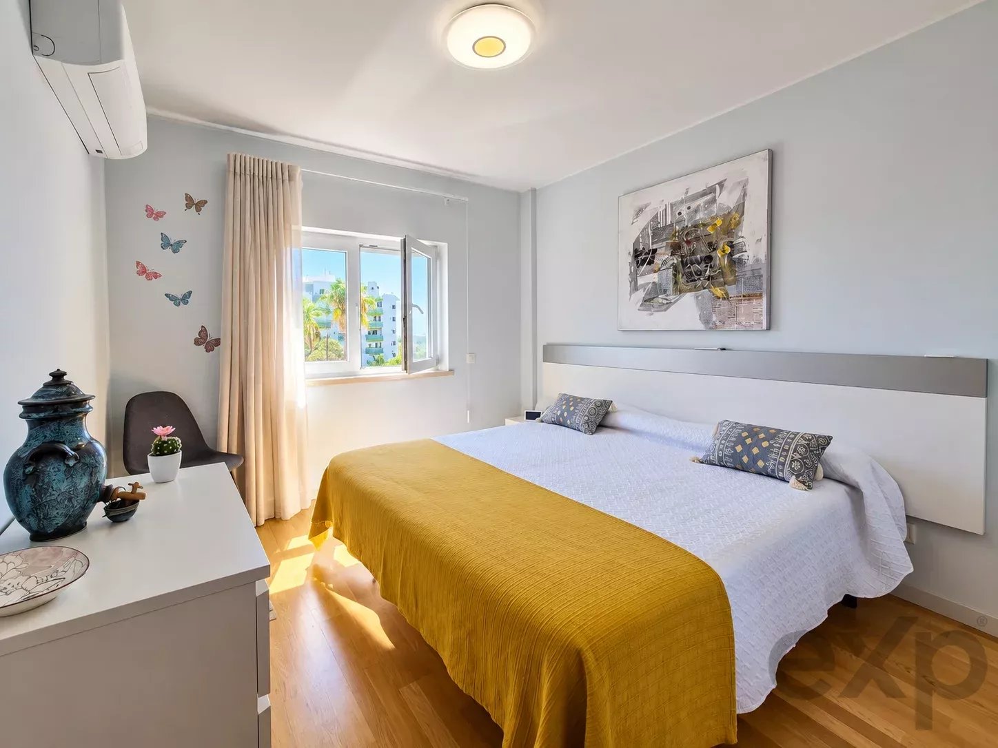Appartement spacieux et lumineux de deux chambres dans une résidence fermée avec piscine et parking privé
