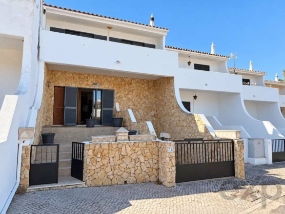 Moradia T3+1 com Áreas Surpreendentes, Grande Cave, Garagem e Amplo Espaço Exterior em Gambelas