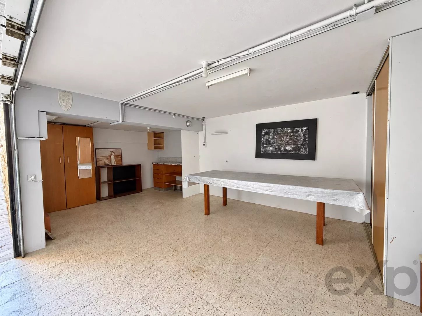 Maison T3+1 avec des espaces surprenants, immense sous-sol, garage et vaste espace extérieur à Gambelas
