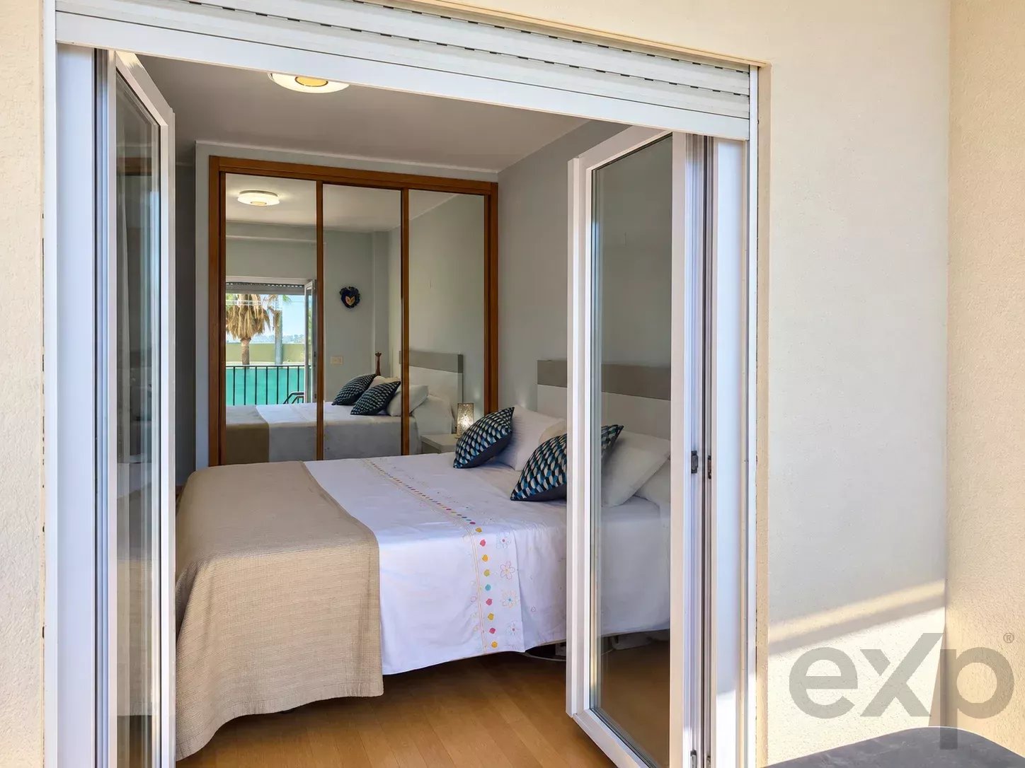 Appartement spacieux et lumineux de deux chambres dans une résidence fermée avec piscine et parking privé