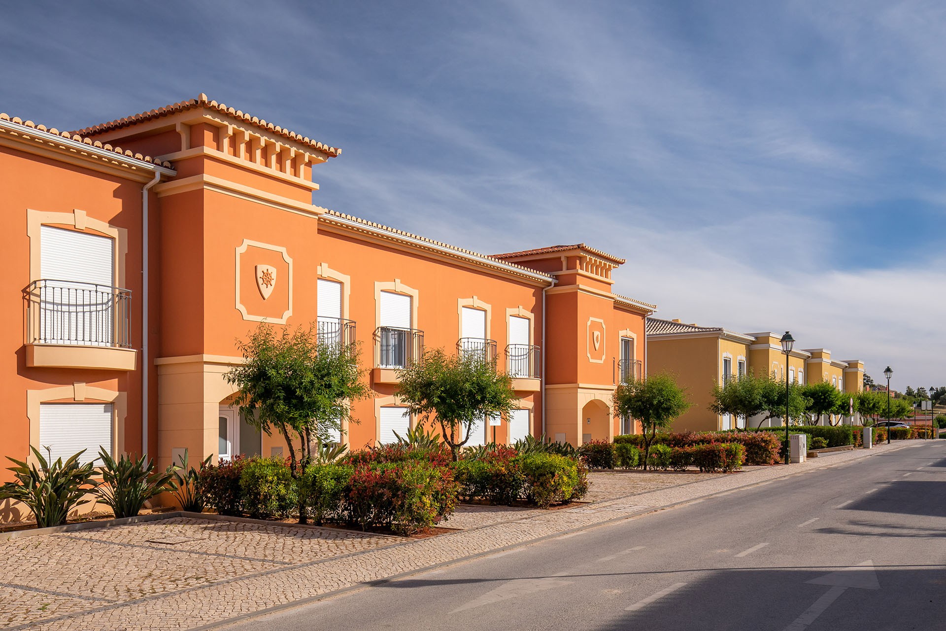 Maisons en bande dans une urbanisation résidentielle à Boavista, Lagos, Algarve, avec stationnement pavé et rue calme