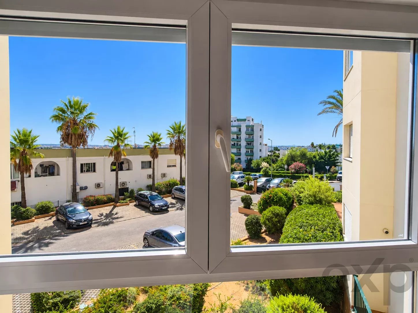 Appartement spacieux et lumineux de deux chambres dans une résidence fermée avec piscine et parking privé