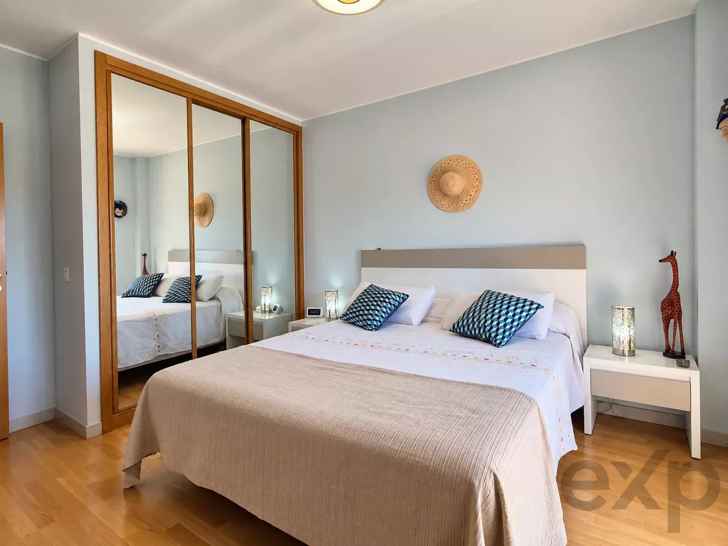 Appartement spacieux et lumineux de deux chambres dans une résidence fermée avec piscine et parking privé