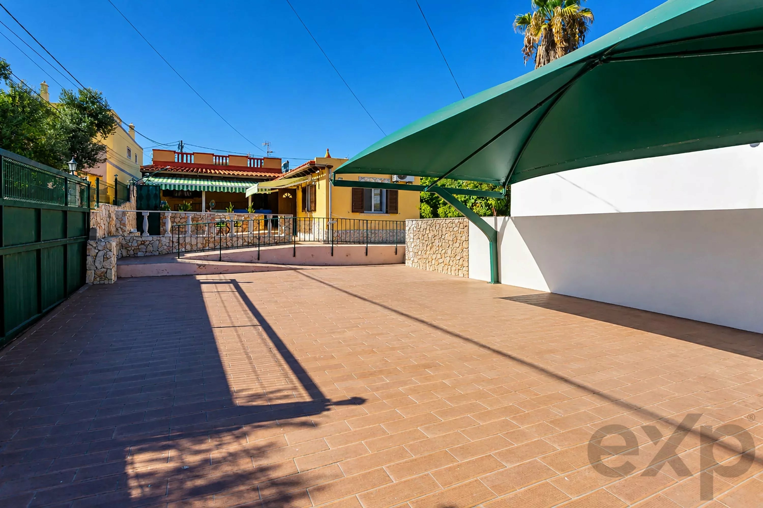 3-bedroom house with a separate studio next to the Ria Formosa