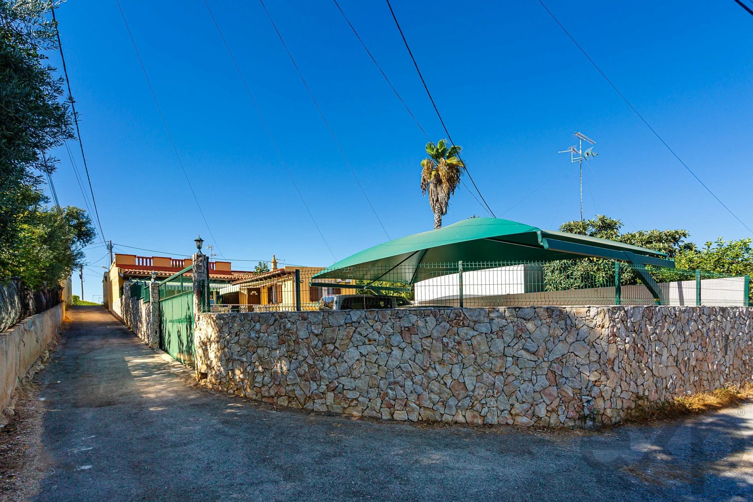 3-bedroom house with a separate studio next to the Ria Formosa