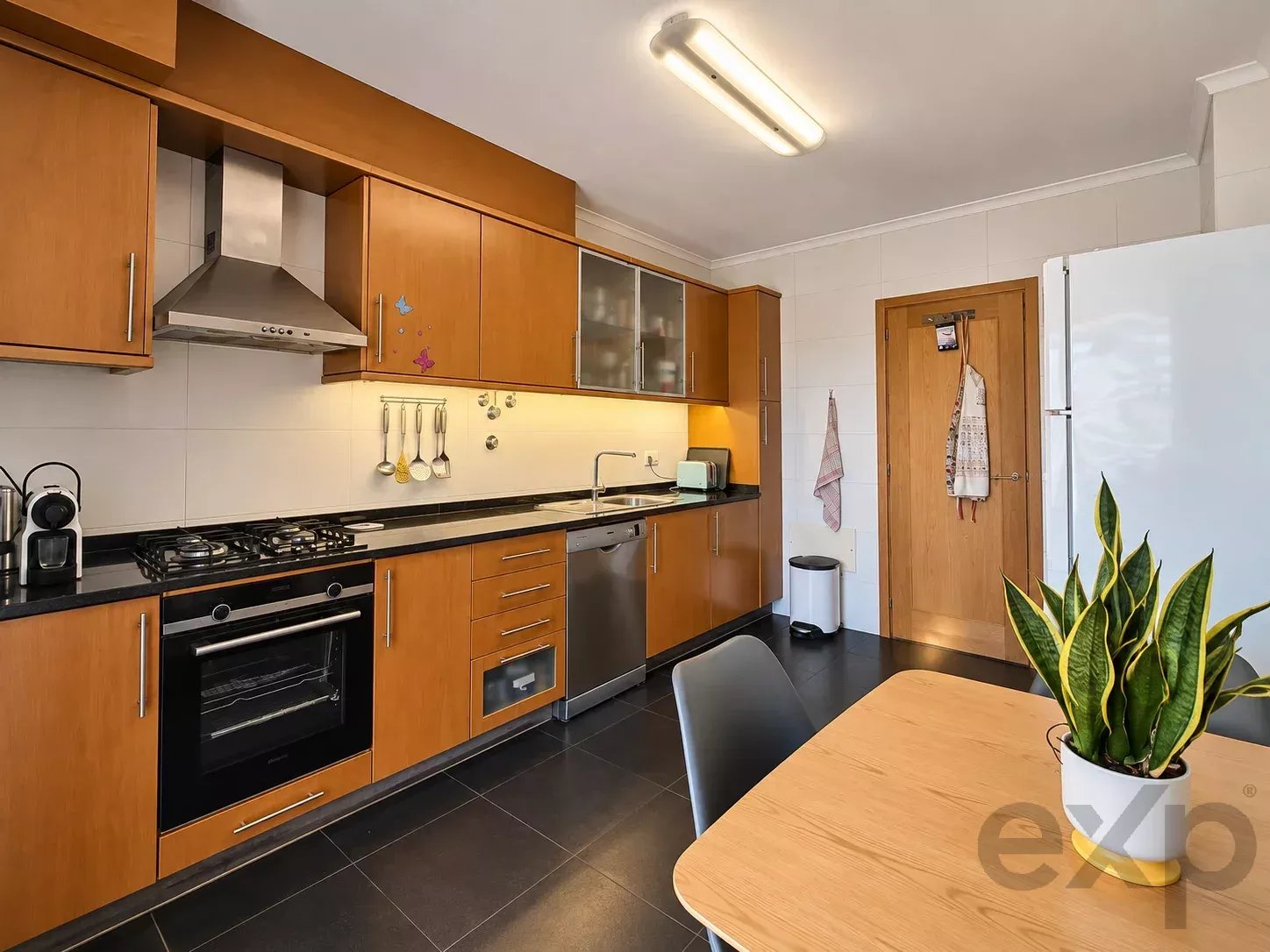 Appartement spacieux et lumineux de deux chambres dans une résidence fermée avec piscine et parking privé