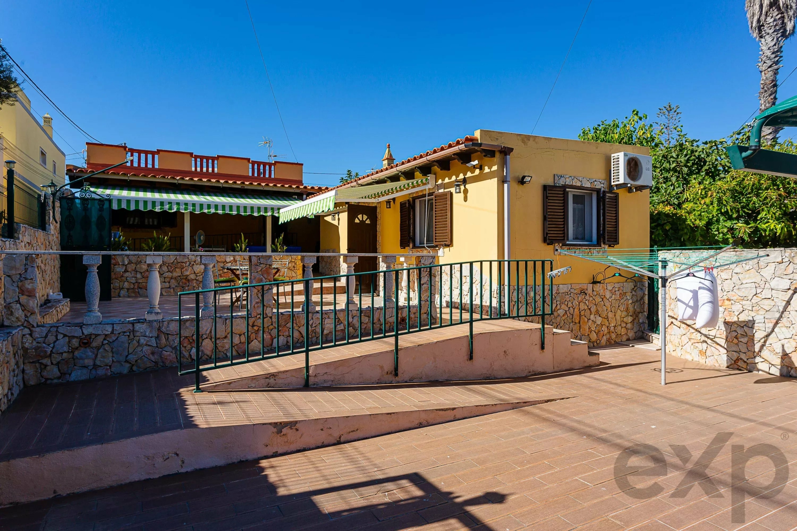 3-bedroom house with a separate studio next to the Ria Formosa