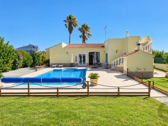 Moradia com 4 Quartos e Piscina em Terreno de 1.640 m²