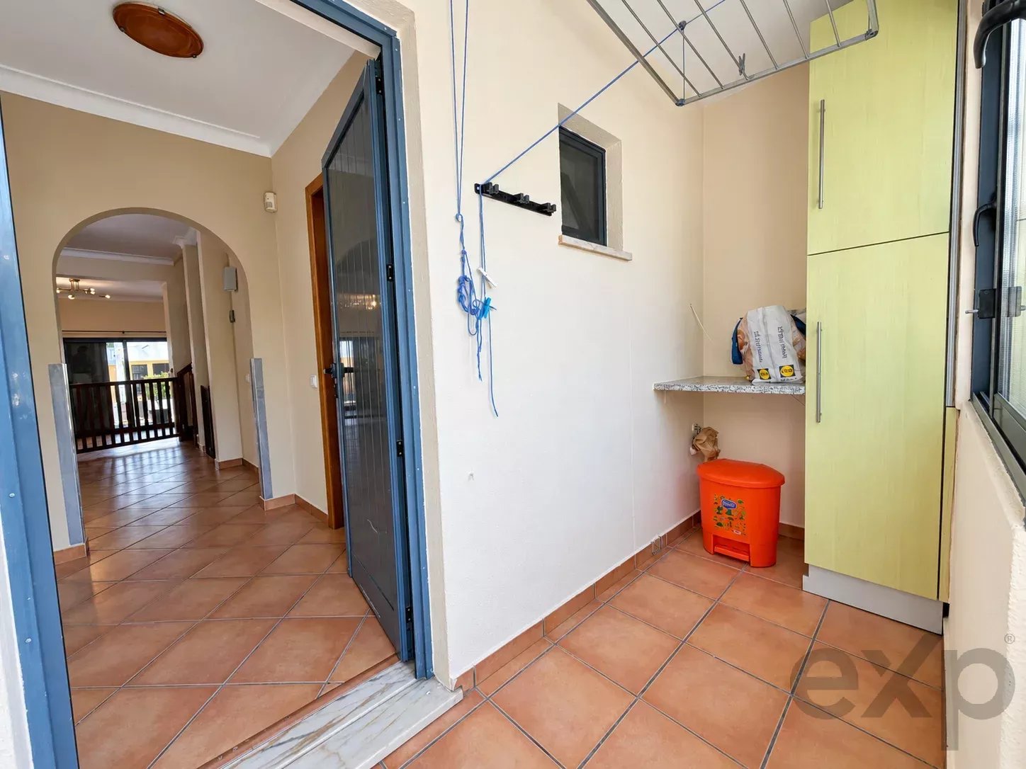 Maison T3+1 avec des espaces surprenants, immense sous-sol, garage et vaste espace extérieur à Gambelas