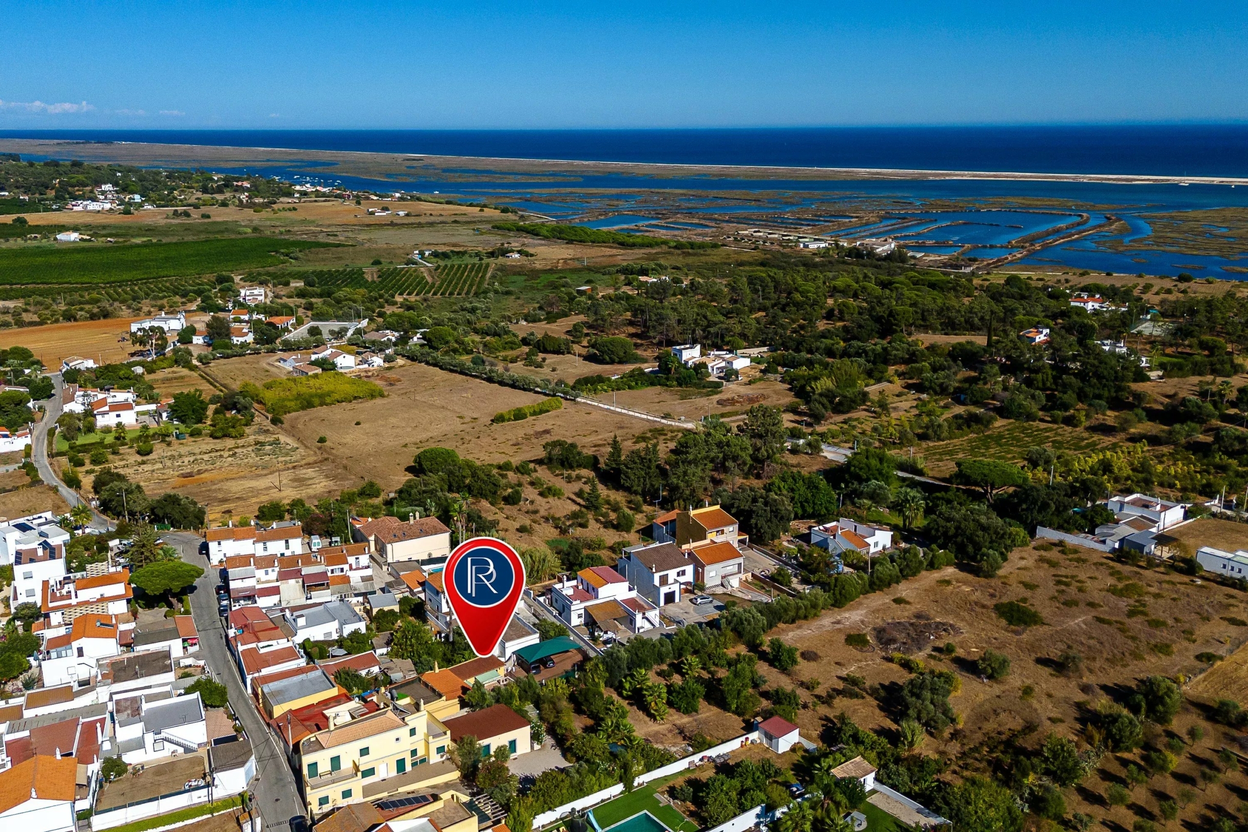 3-bedroom house with a separate studio next to the Ria Formosa