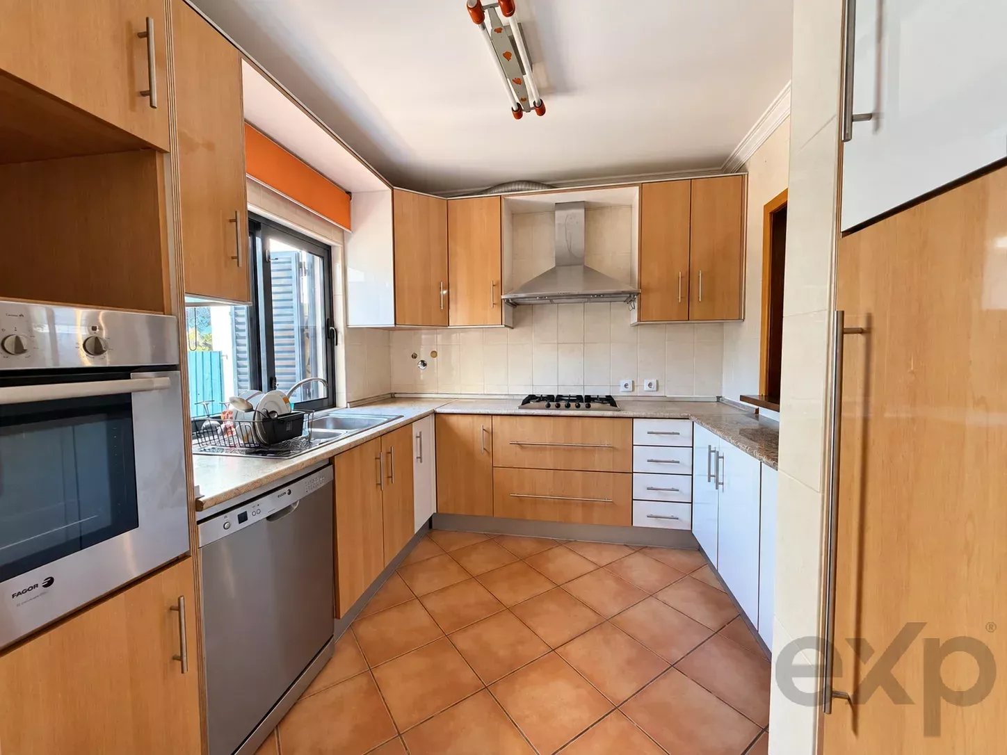 Maison T3+1 avec des espaces surprenants, immense sous-sol, garage et vaste espace extérieur à Gambelas