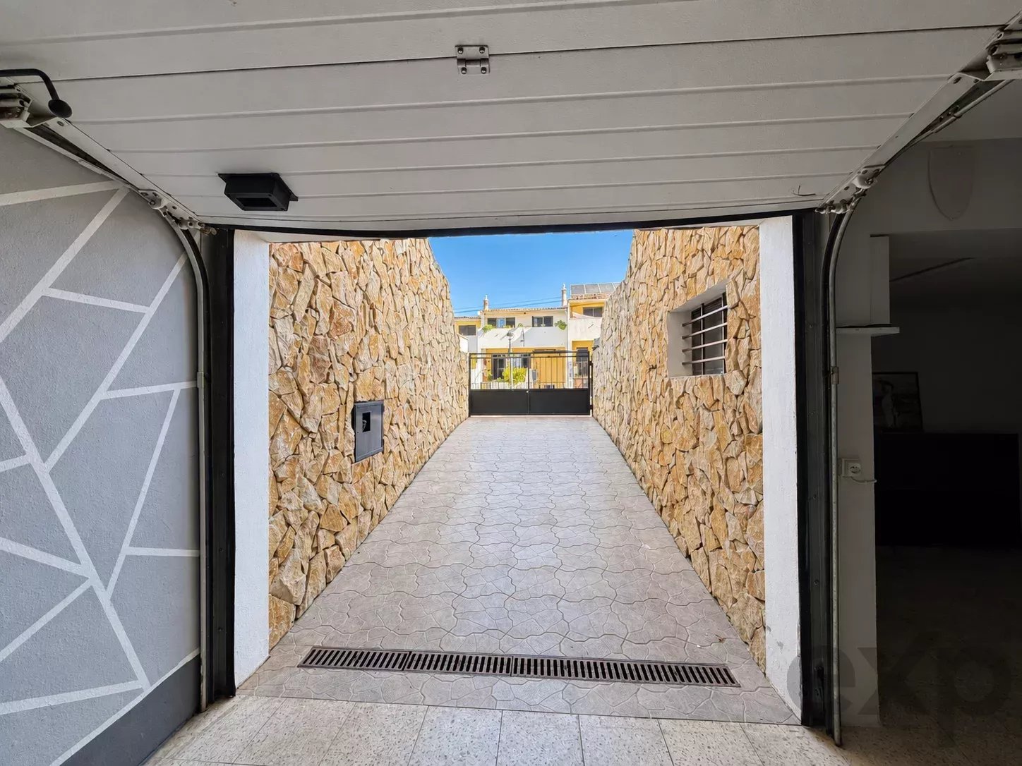 Maison T3+1 avec des espaces surprenants, immense sous-sol, garage et vaste espace extérieur à Gambelas