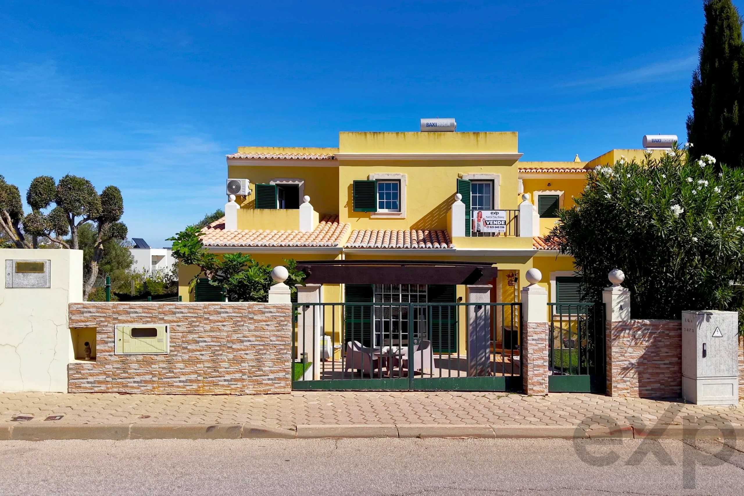 Elegant 3-bedroom semi-detached house with terraces. double garage and swimming pool - 300m from the new golf course and 1 km from the beaches of Ferragudo.