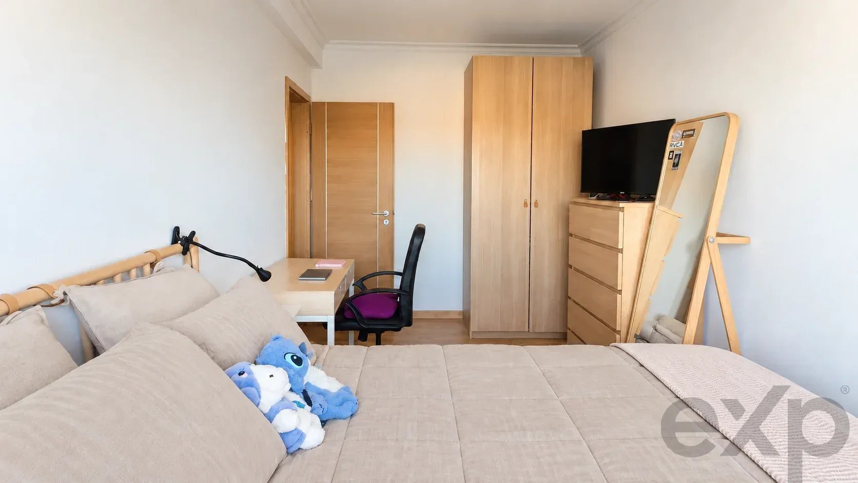 Bright three-bedroom apartment with two bathrooms in a central location