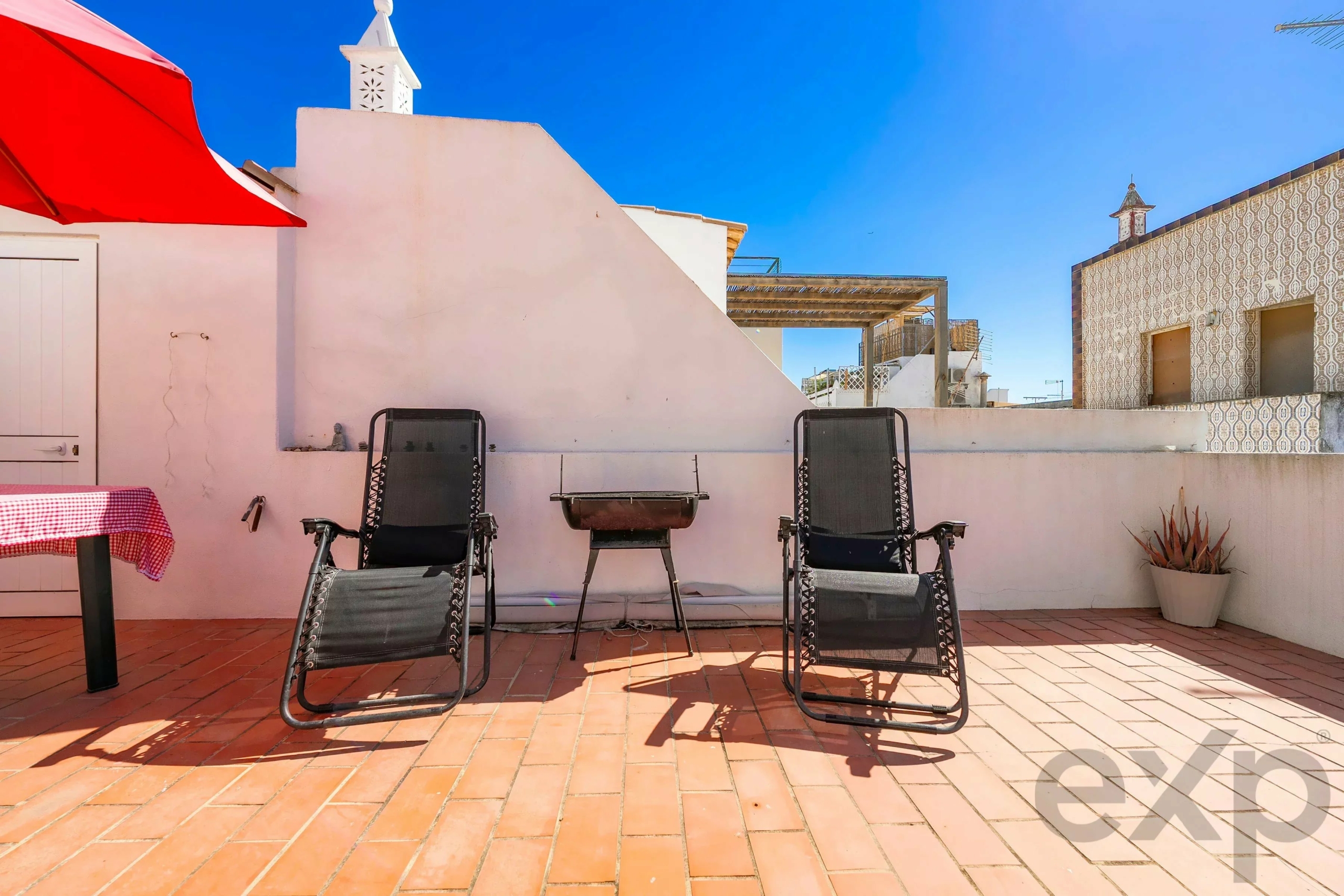A one-bedroom plus one flat with a spacious terrace in the heart of Olhão’s city centre