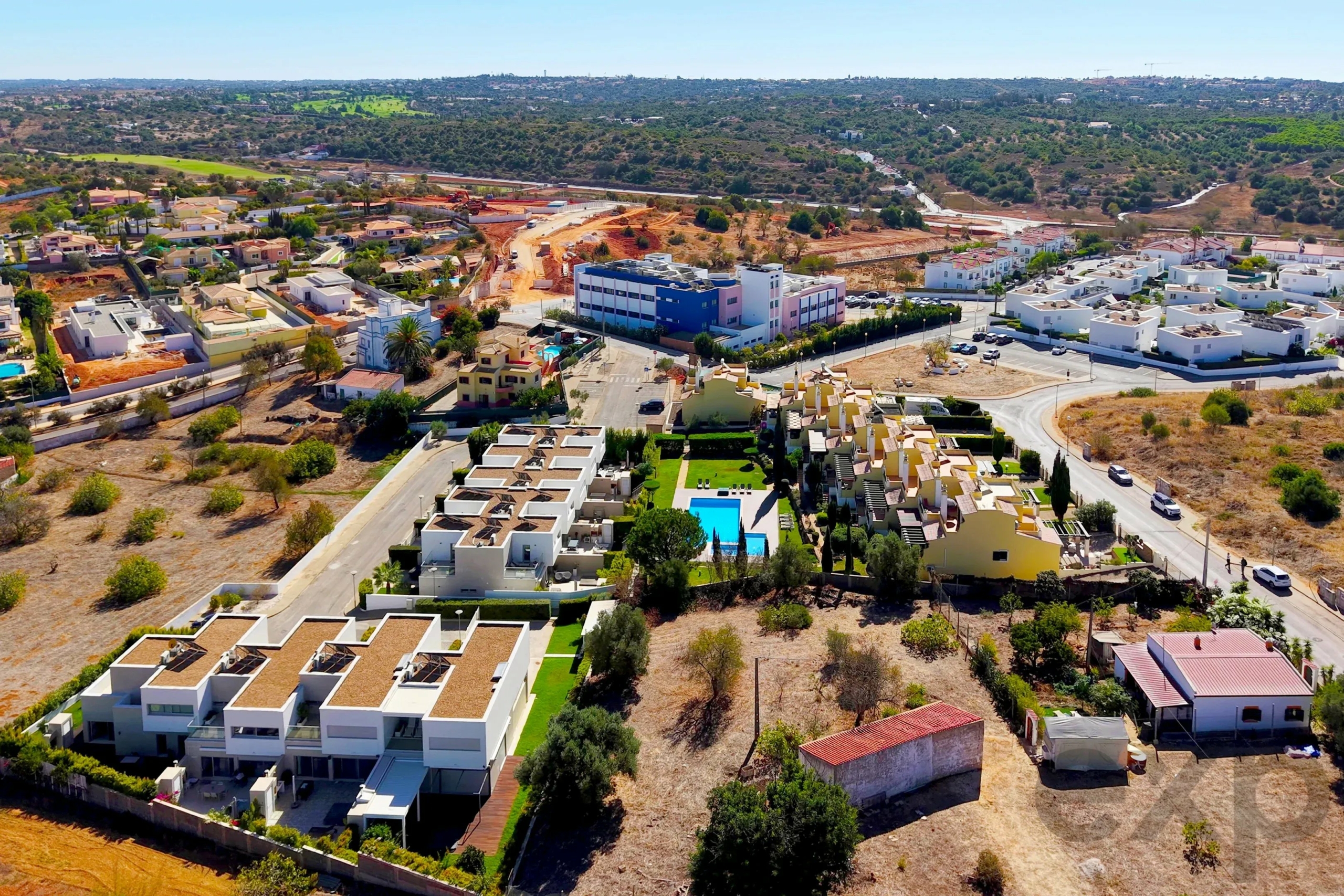 Elegant 3-bedroom semi-detached house with terraces. double garage and swimming pool - 300m from the new golf course and 1 km from the beaches of Ferragudo.