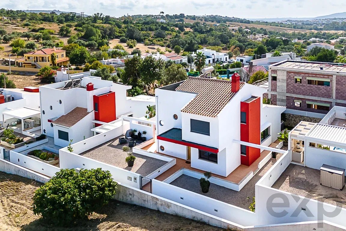 Exceptional Detached House with Swimming Pool, Panoramic Views and Privacy, 3 Minutes from Loulé