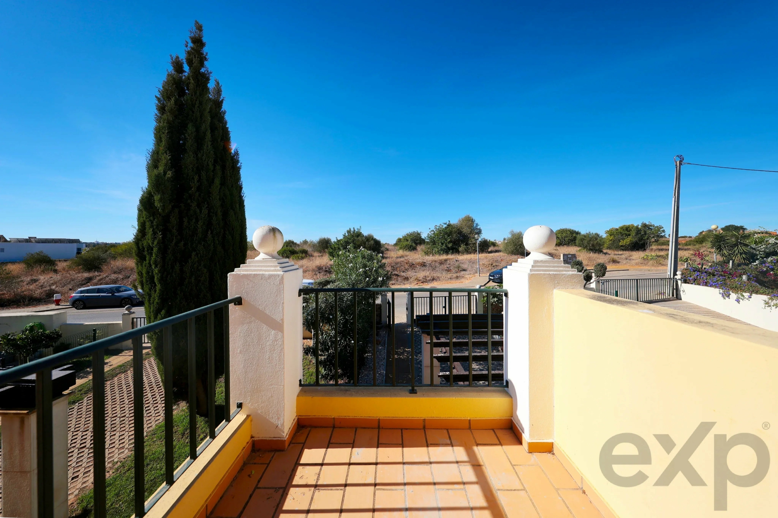 Elegant 3-bedroom semi-detached house with terraces. double garage and swimming pool - 300m from the new golf course and 1 km from the beaches of Ferragudo.