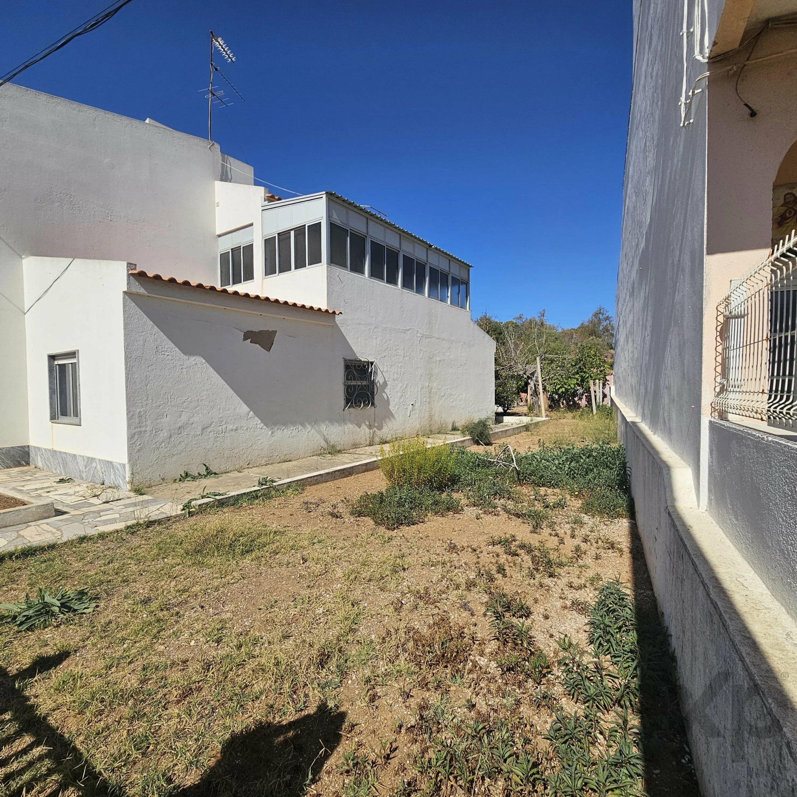 Two-Family House in Ferragudo - Charm, Space and Potential
