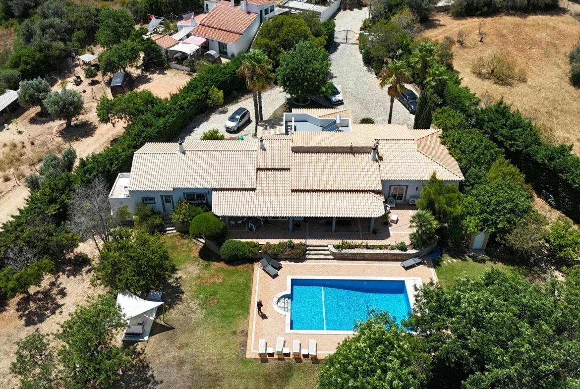 Three-bedroom villa with two-bedroom annexe, pool and countryside views in Carvoeiro, photo 1