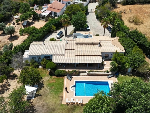 Three-bedroom villa with two-bedroom annexe, pool and countryside views in Carvoeiro