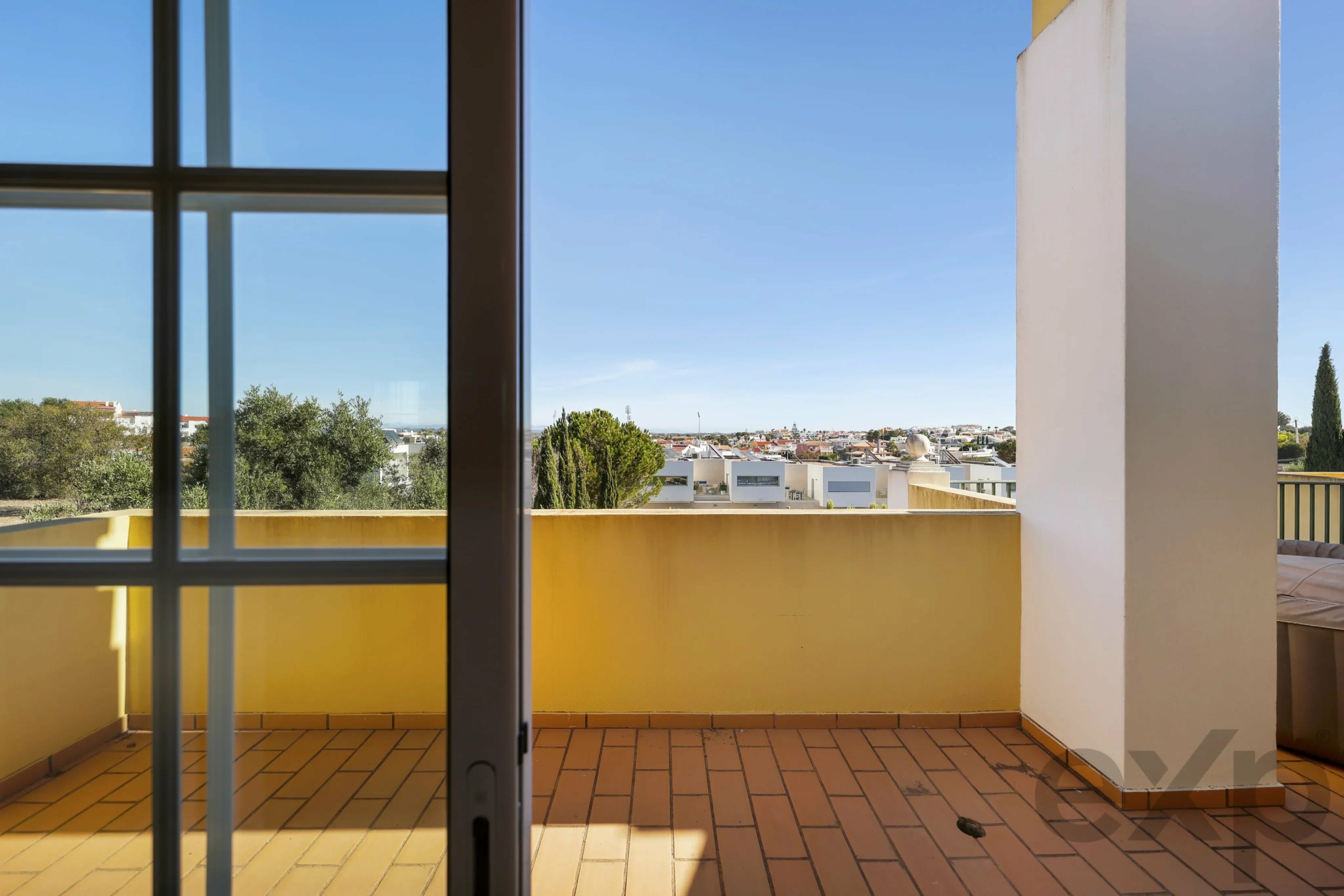 Elegant 3-bedroom semi-detached house with terraces. double garage and swimming pool - 300m from the new golf course and 1 km from the beaches of Ferragudo.