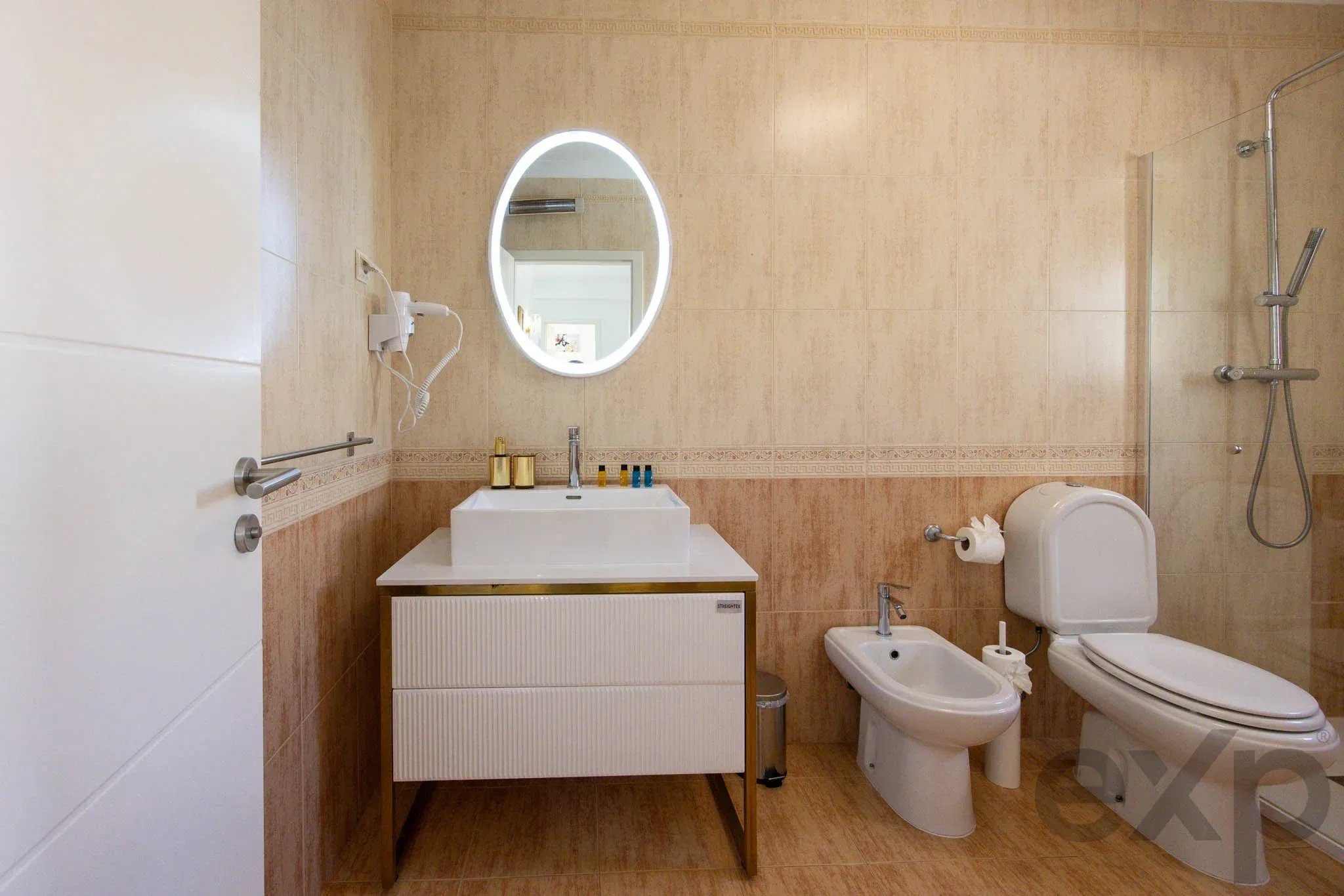 Refurbished T4 Villa, Pool and Guest Flat, Lagos