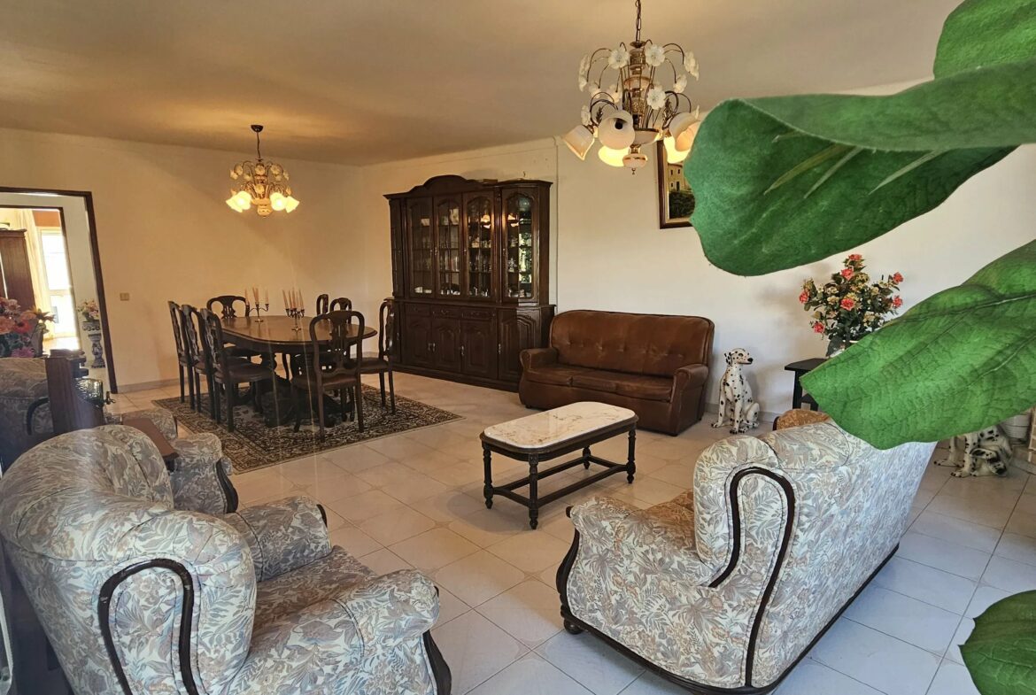 Two-Family House in Ferragudo - Charm, Space and Potential, photo 1