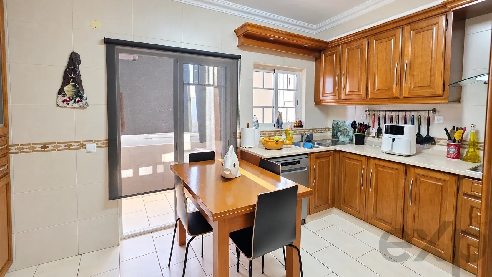 Bright three-bedroom apartment with two bathrooms in a central location