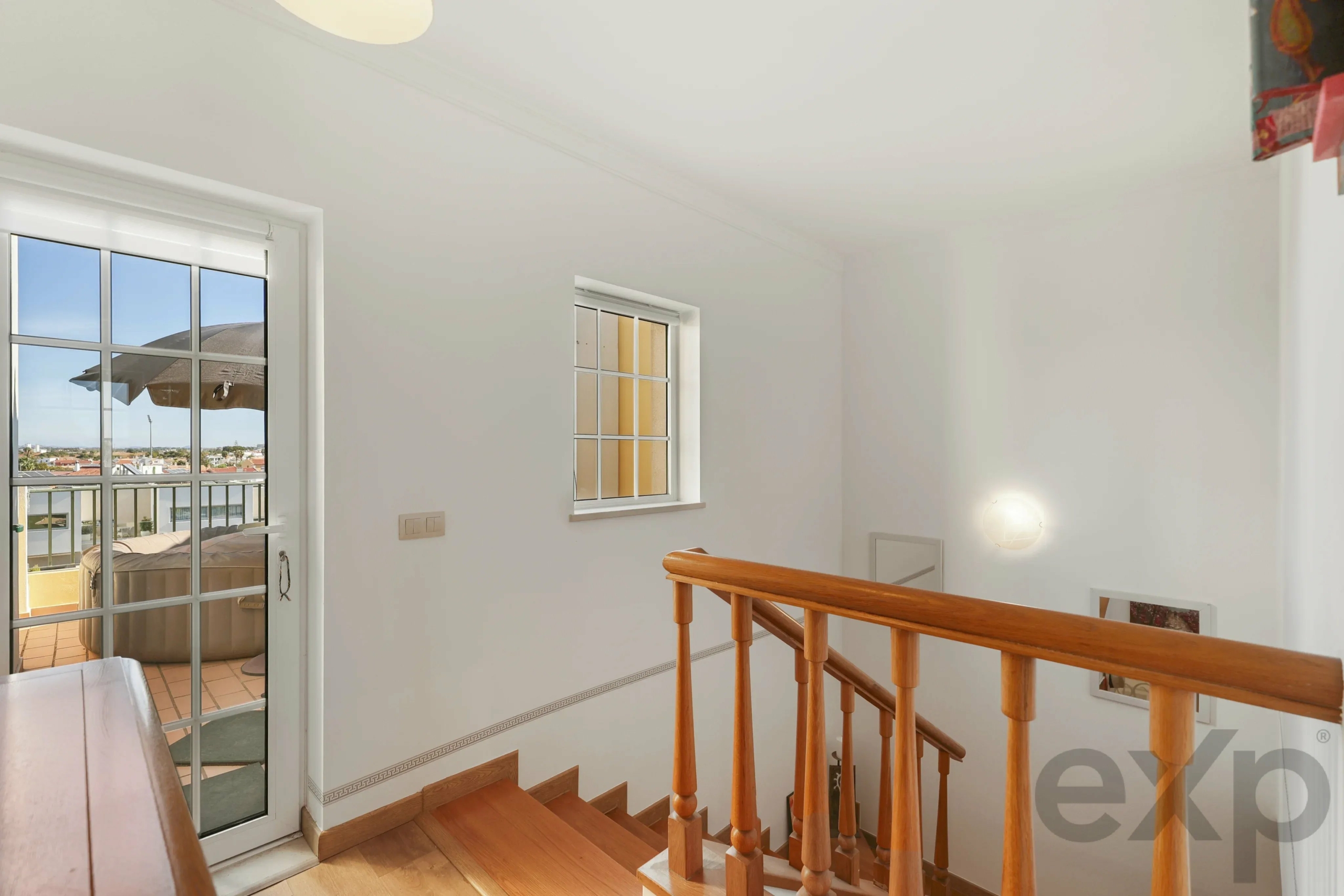 Elegant 3-bedroom semi-detached house with terraces. double garage and swimming pool - 300m from the new golf course and 1 km from the beaches of Ferragudo.